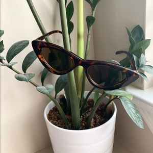 SMALL CATEYE TORTOISE SUNGLASSES